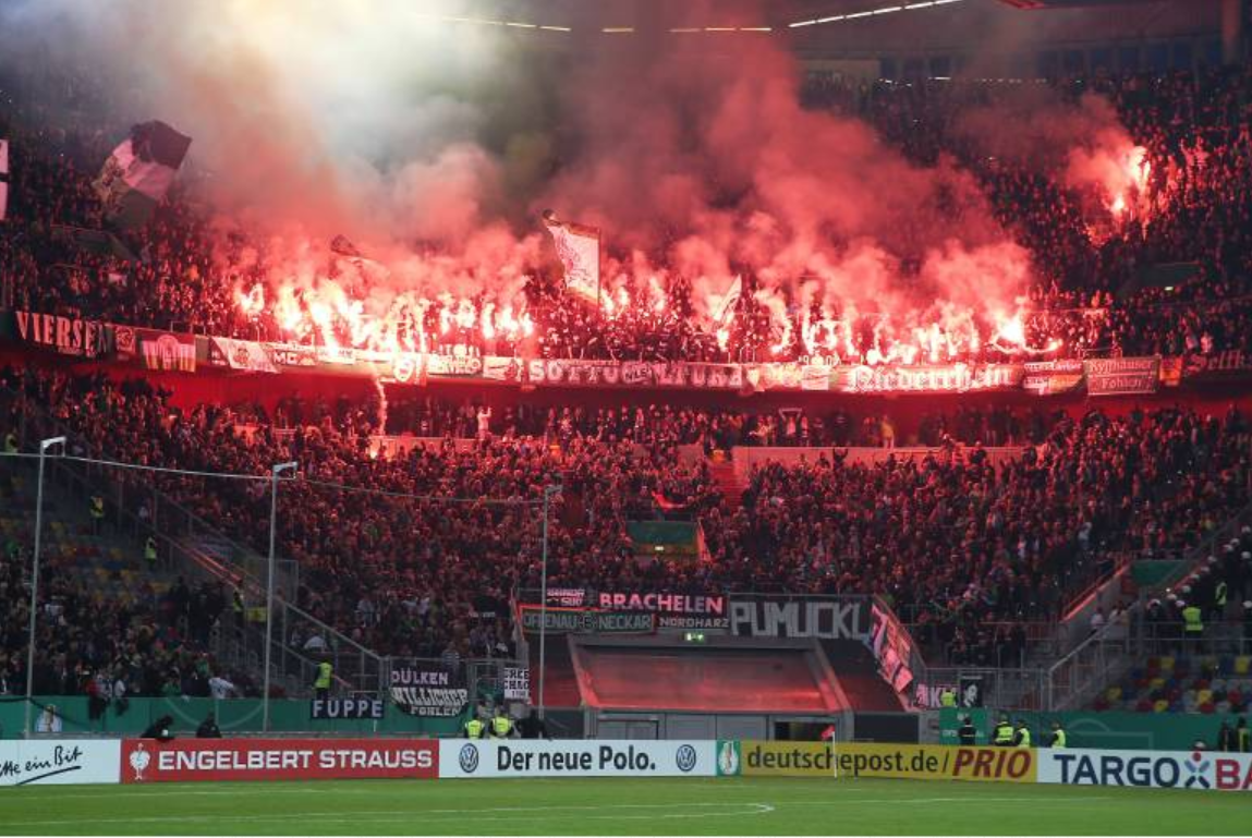 Große Pyro-Show der Gladbacher in Düsseldorf