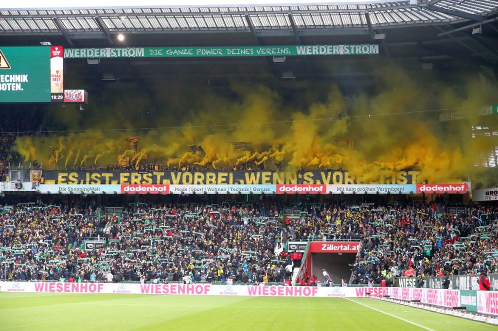 Gelber Rauch in Bremen - Borussia Dortmund | Pyroshow