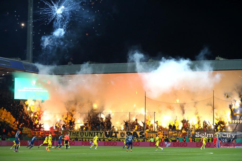 Dortmund zündet in Bochum - Borussia Dortmund | Pyroshow