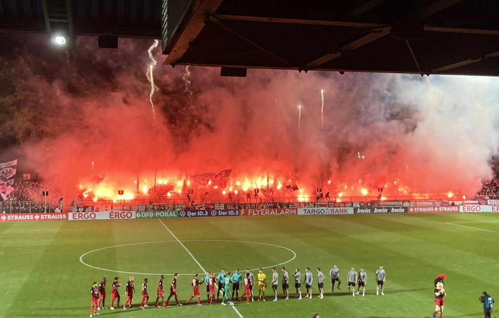 Eintracht Frankfurt zündet bei Viktoria Köln - Eintracht Frankfurt | Pyroshow