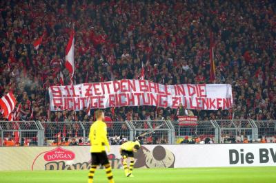 Bayern Fans in Dortmund: "Zeit den Ball in die richtige Richtung zu lenken!"