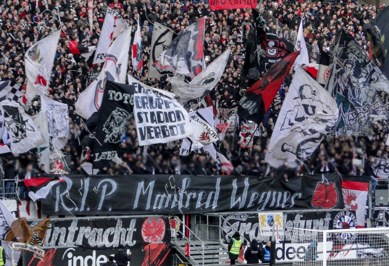 Fanszene von Eintracht Frankfurt trauert um Boxer Manfred Wegner! - Eintracht Frankfurt | Spruchband