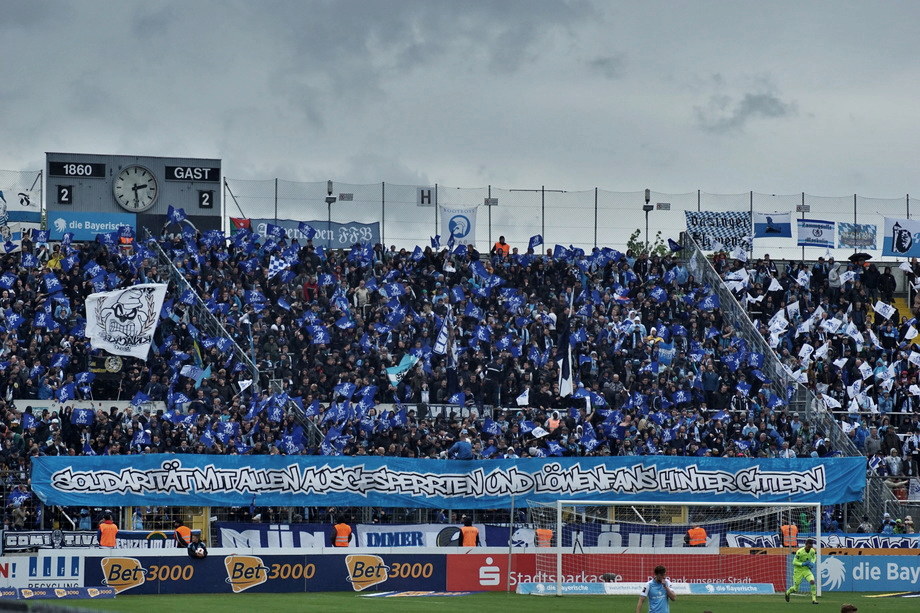 1860 mit Spruchbändern gegen Köln! - TSV 1860 München | Spruchband - Bild 1