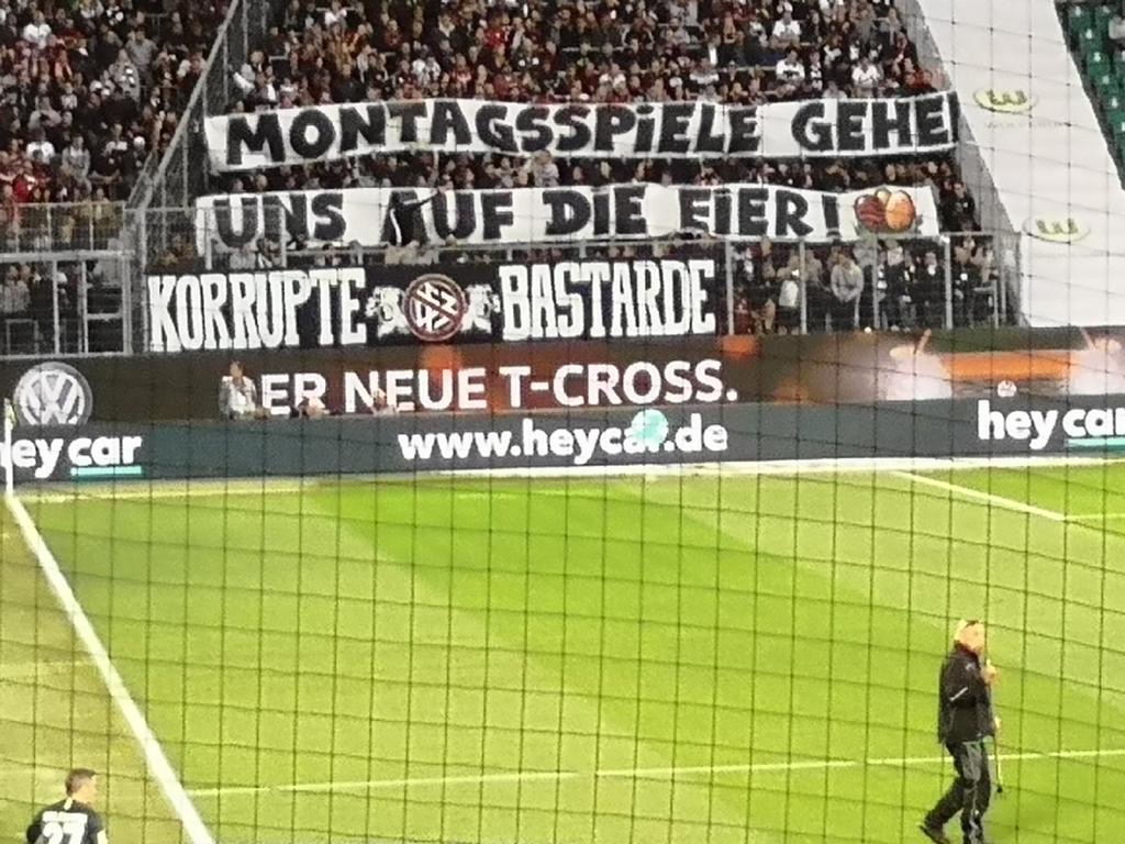 „Montagsspiele gehen uns auf die Eier!“ - Eintracht Frankfurt | Spruchband - Bild 1