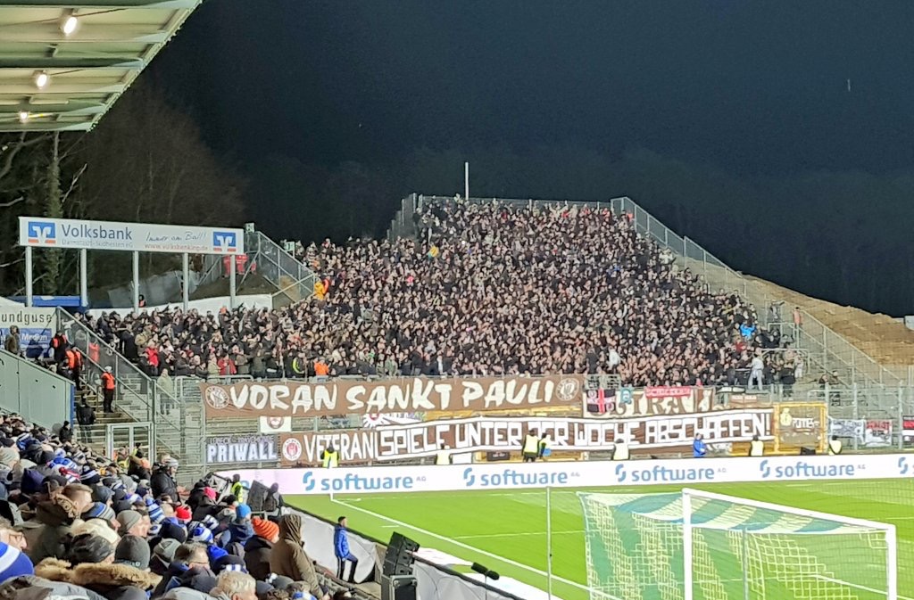 „Spiele unter der Woche abschaffen!“ - FC St. Pauli e.V. | Spruchband