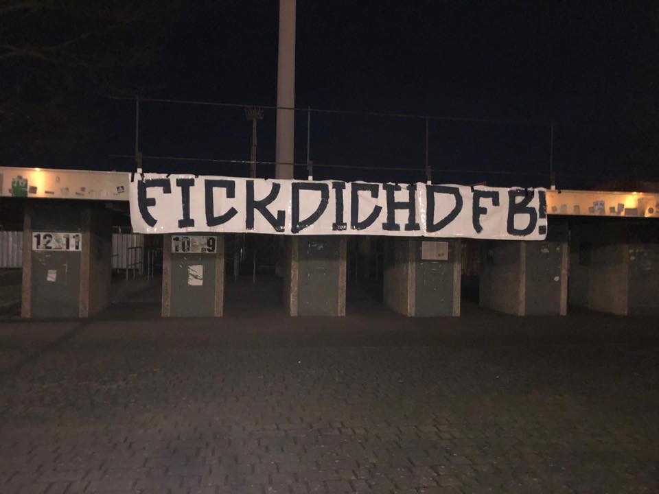Fanszene von Wolfsburg mit Anti-DFB Plakaten vor Länderspiel in Wolfsburg! - VfL Wolfsburg | Spruchband - Bild 1