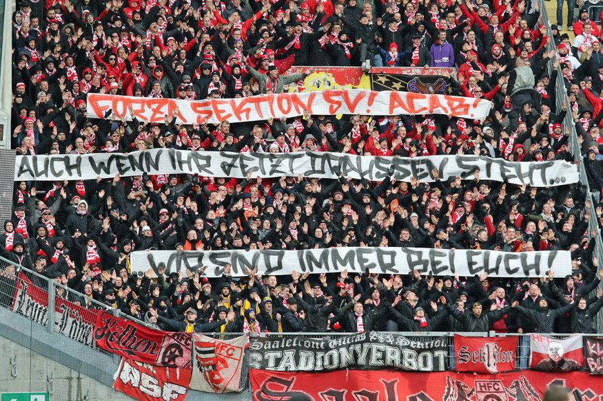 Halle mit Schalparade und Spruchband in Kaiserslautern! - Hallescher FC | Choreo - Bild 2