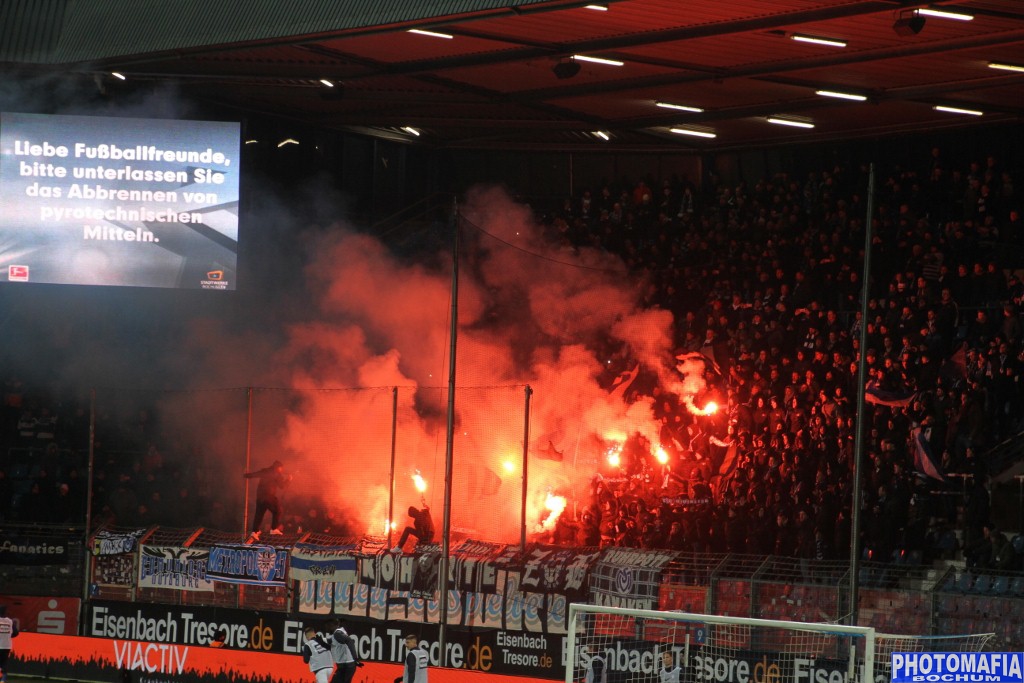 Duisburg mit Pyro beim Derby, - MSV Duisburg | Pyroshow - Bild 1