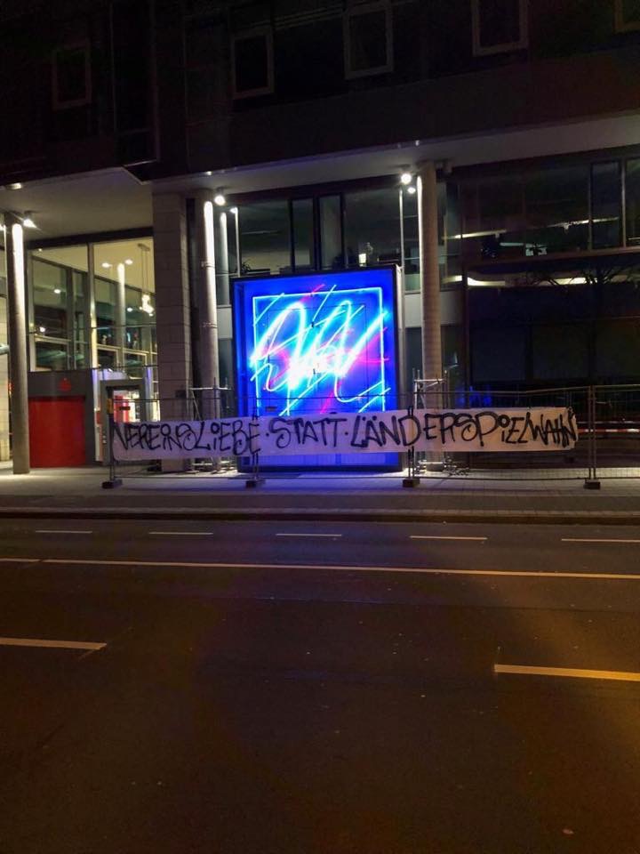Fanszene von Wolfsburg mit Anti-DFB Plakaten vor Länderspiel in Wolfsburg! - VfL Wolfsburg | Spruchband - Bild 2