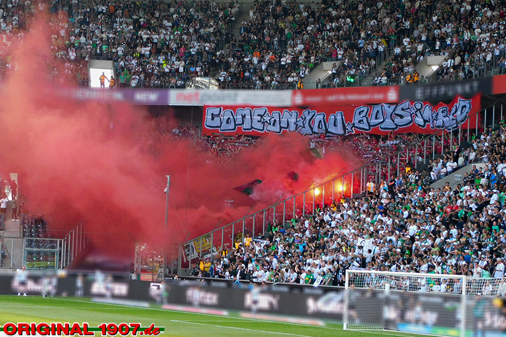 Augsburg zündet in Mönchengladbach - FC Augsburg | Pyroshow