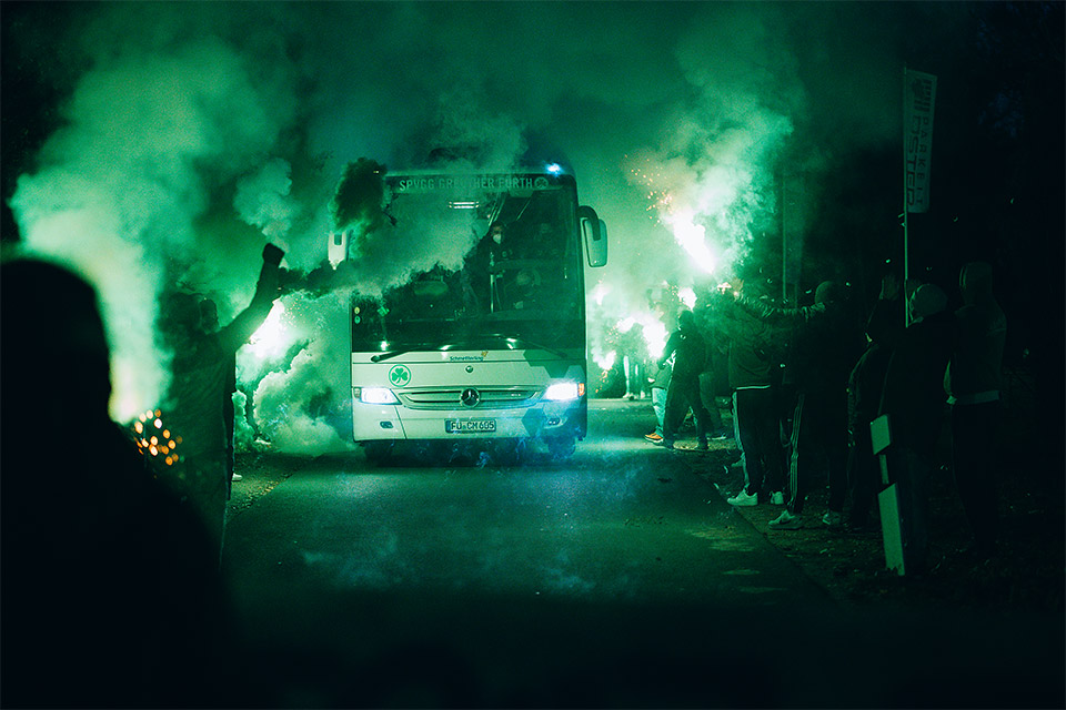 Busempfang der SpVgg Fürth - Fans - SpVgg Fürth | Pyroshow