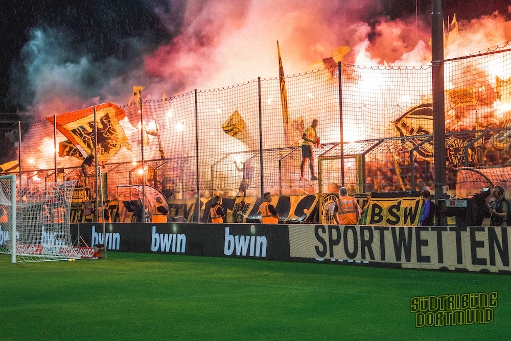 Dortmund zündet bei 1860 München - Borussia Dortmund | Pyroshow