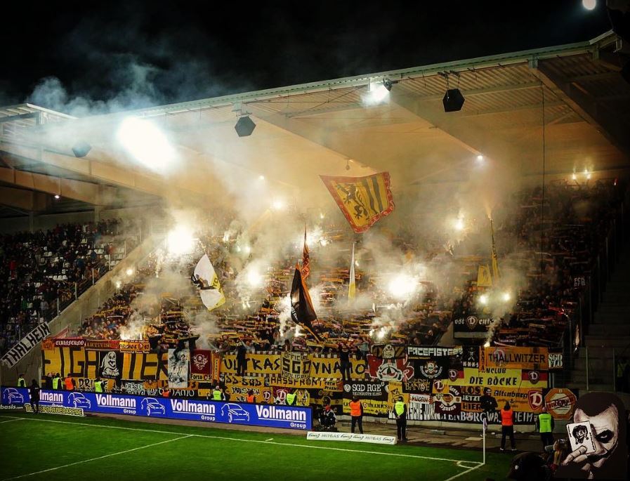 Dynamo-Fans zünden in Aue - SG Dynamo Dresden e.V. | Pyroshow