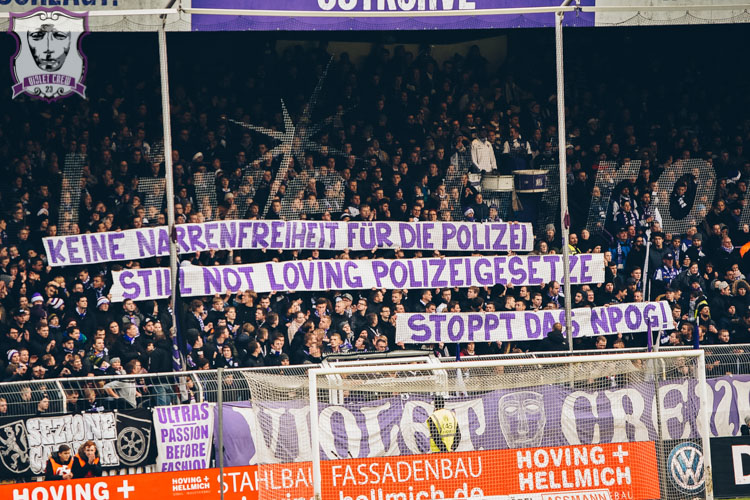 Osnabrück und Hannover mit Spruchbändern gegen das NPOG! - VfL Osnabrück vs. Hannover 96 | Spruchband - Bild 1