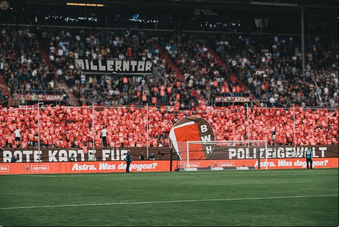 St. Pauli Choreo gegen Polizeigewalt - FC St. Pauli e.V. | Choreo