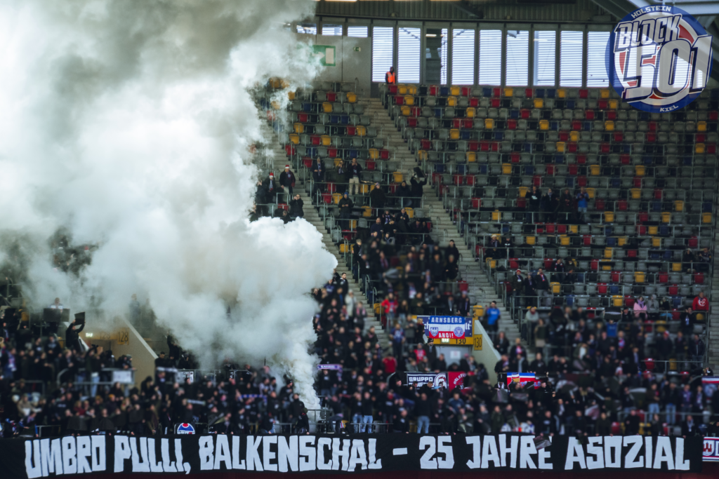 Umbro Pulli, Balkenschal - 25 Jahre asozial - Kieler SV Holstein von 1900 e.V. | Pyroshow