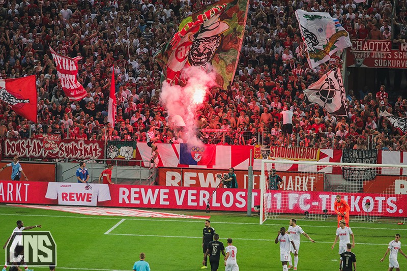 Einzelner Bengalo in Köln - 1. FC Köln | Pyroshow