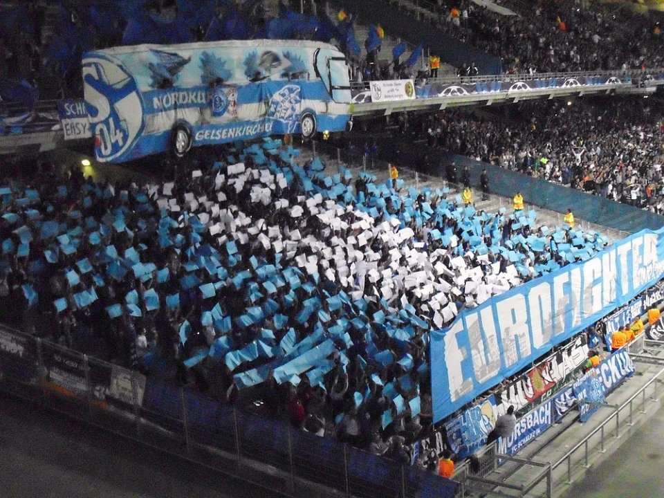 Schalke Choreo in Lyon - FC Schalke 04 e.V. | Choreo