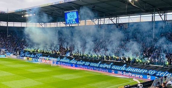 Magdeburg-Fans erinnern mit Pyro-Show an Hannes