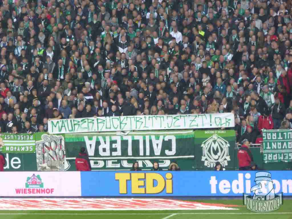 Protest gegen Bremens Innensenator Ulrich Mäurer - Werder Bremen | Spruchband