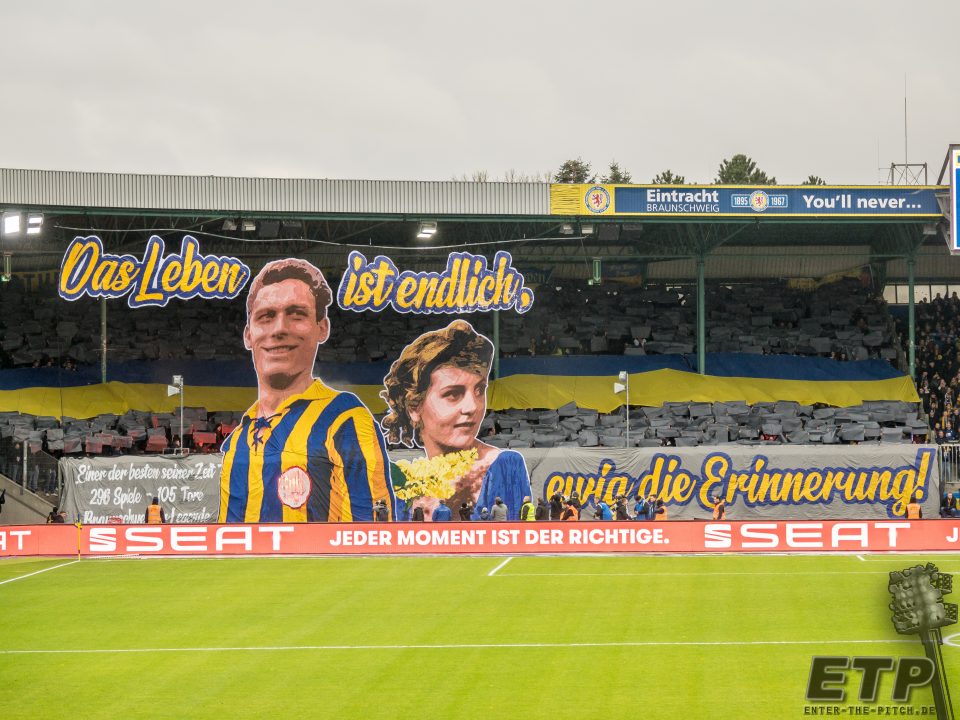 Braunschweig Choreo und Rauch im Gästeblock - Eintracht Braunschweig vs. Hallescher FC | Rückblick - Bild 1