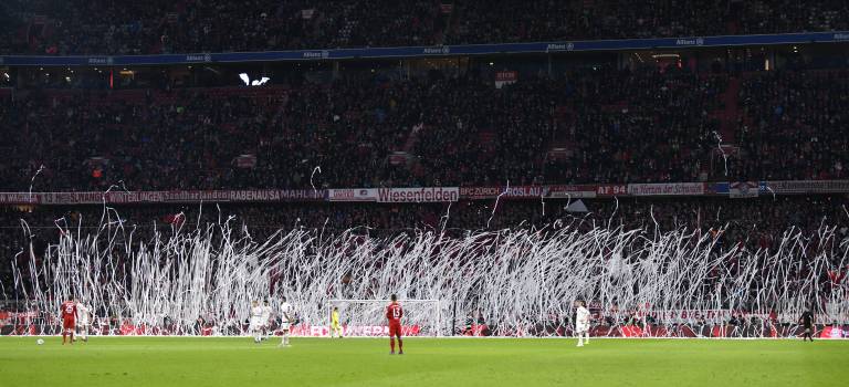 Bayern-Choreo und Papierrollen-Aktion - Bayern München | Rückblick - Bild 2