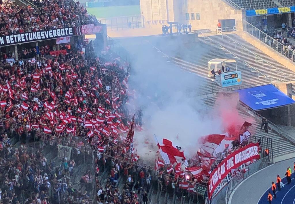 Düsseldorf mit Intro, Pyro und Rauch in Berlin! - Fortuna Düsseldorf 1895 e.V. | Choreo