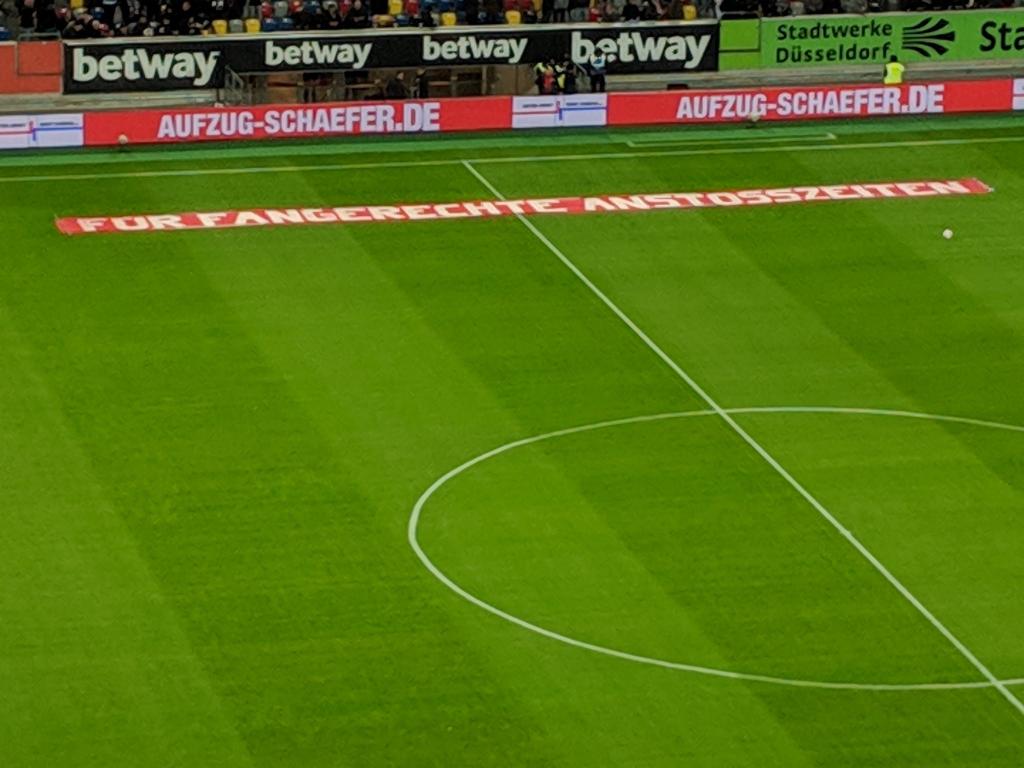 Düsseldorfer Fanszene und Verein protestieren gegen Montagsspiele! - Fortuna Düsseldorf 1895 e.V. | Spruchband - Bild 2