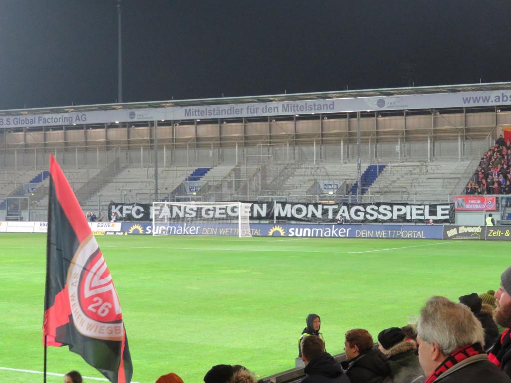 Gemeinsamer Protest gegen Montagsspiele - KFC Uerdingen vs. SV Wehen Wiesbaden | Spruchband - Bild 4