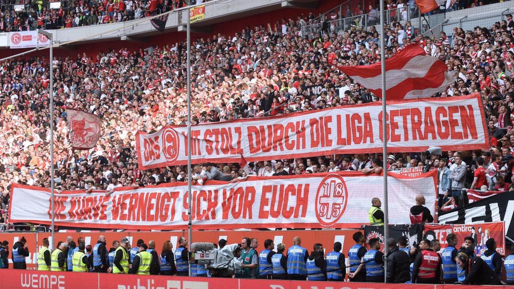 Düsseldorf mit Spruchband gegen Hannover! - Fortuna Düsseldorf 1895 e.V. | Spruchband