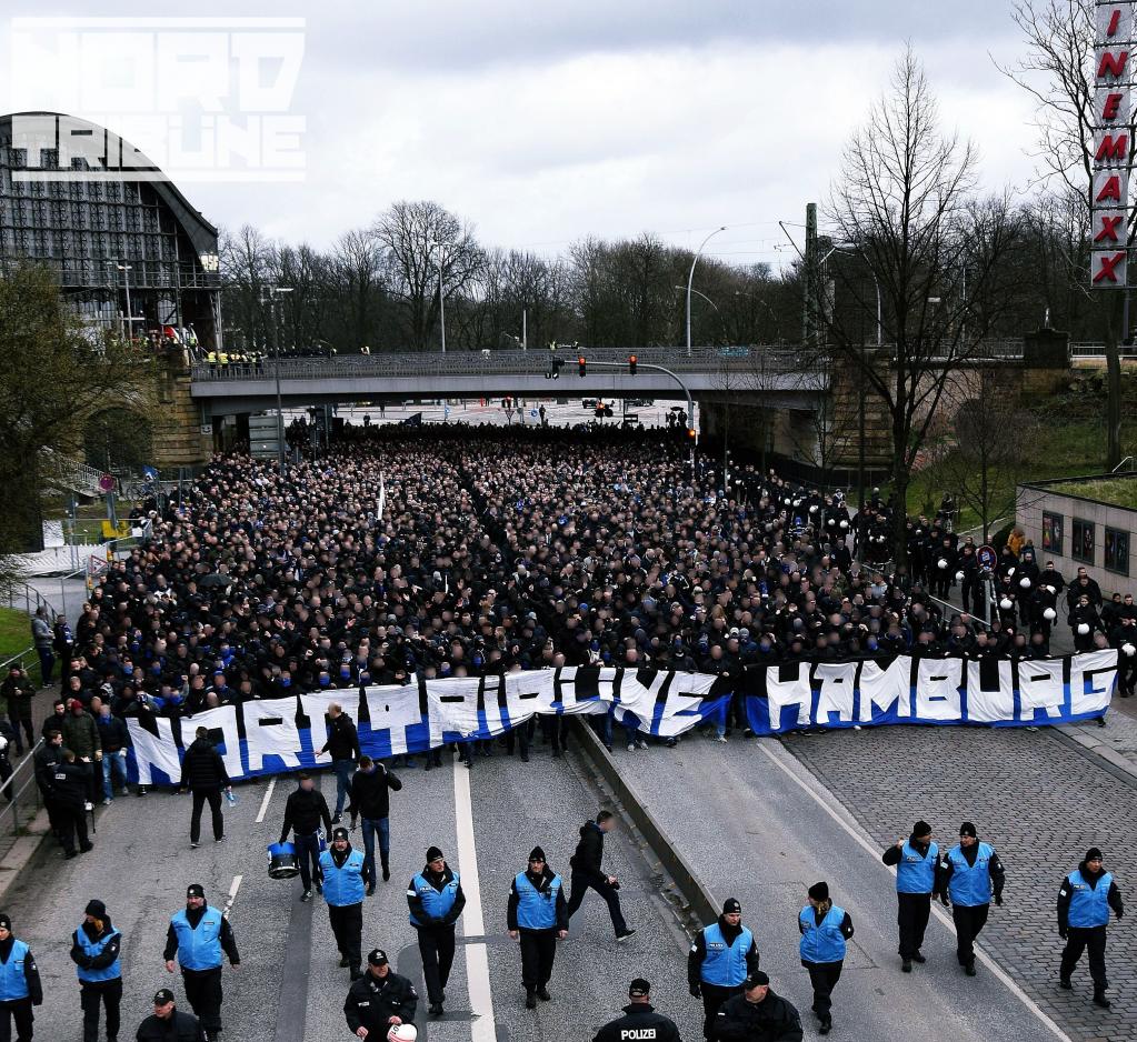 HSV Fanmarsch und Pyroshow! - Hamburger SV | Pyroshow - Bild 1