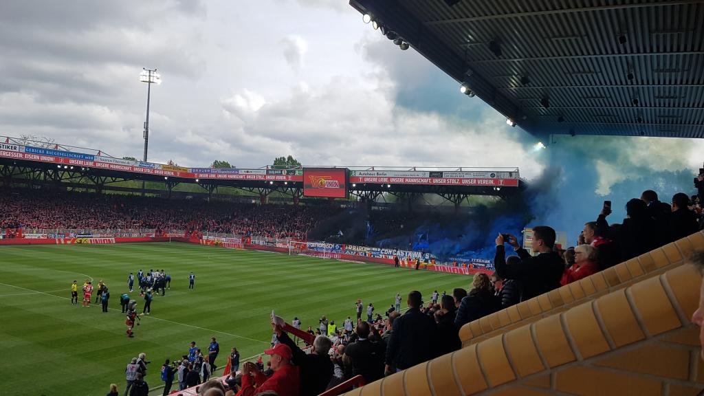 HSV mit Rauch in Berlin! - Hamburger SV | Pyroshow - Bild 2