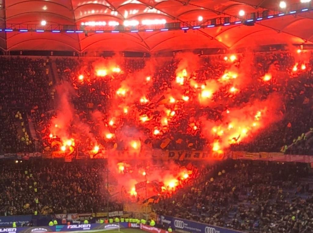 Dynamo Dresden mit überragender Pyroshow in Hamburg! - SG Dynamo Dresden e.V. | Pyroshow - Bild 1