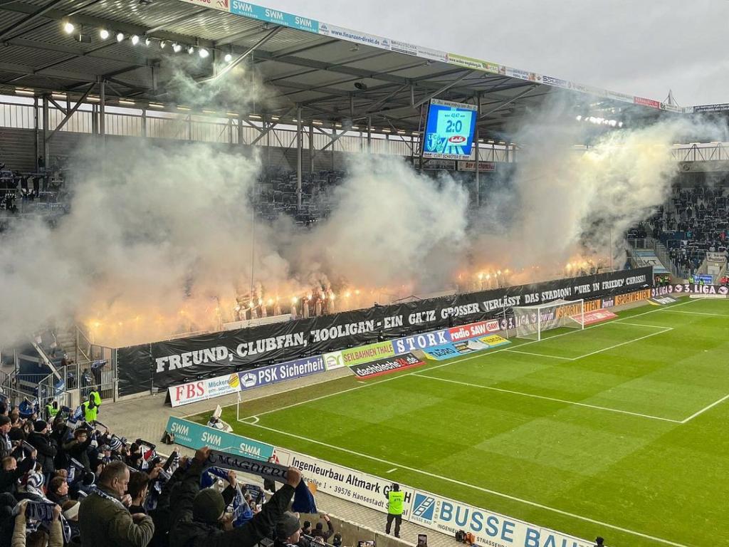 Magdeburg-Pyro für verstorbenen Chrissi - 1. FC Magdeburg | Pyroshow