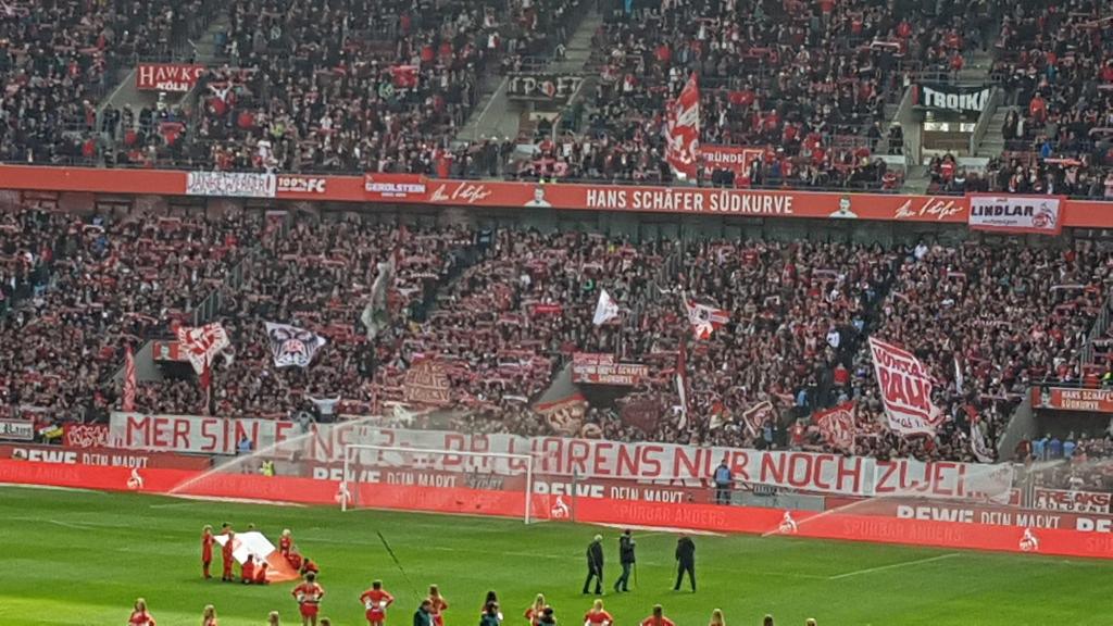 Südkurve mit Spruchband nach Spinner Rücktritt! - 1. FC Köln | Spruchband