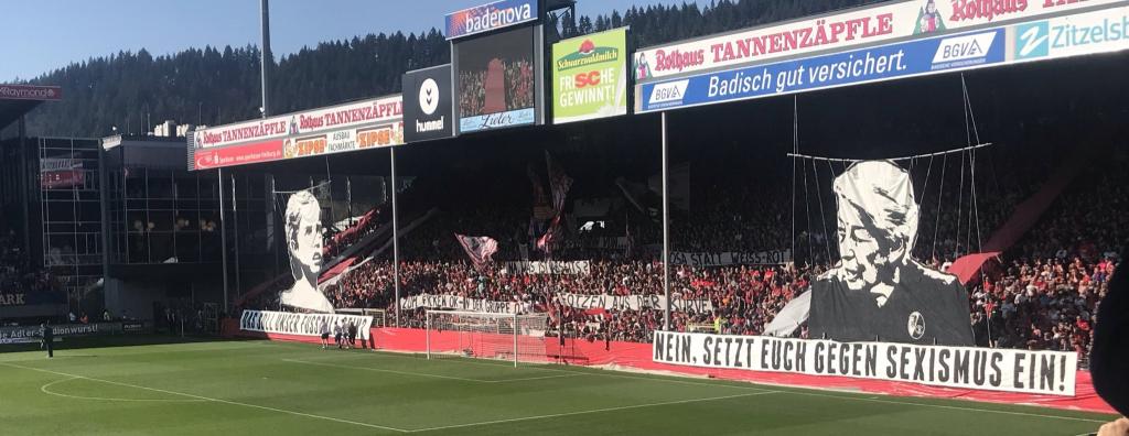 Freiburg mit Spruchbändern und Bannern gegen Sexismus! - SC Freiburg e.V. | Choreo