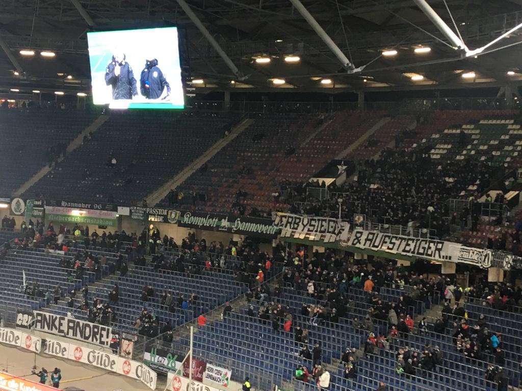 „Derbysieger & Aufsteiger... Danke André!“ - Hannover 96 | Spruchband