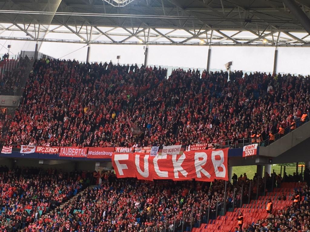Bayern mit „FUCK RB“ Protest in Leipzig! - Bayern München | Spruchband - Bild 1