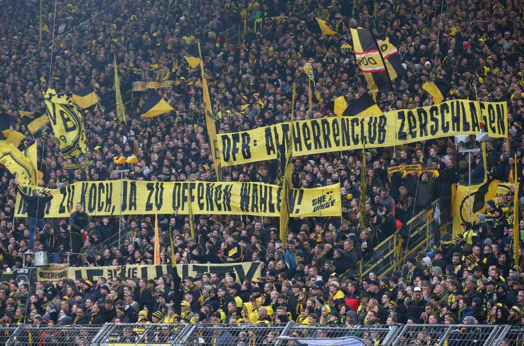 „DFB: Altherrenclub zerschlagen!“ - Borussia Dortmund | Spruchband