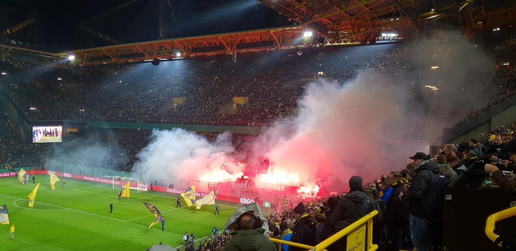 Bremen mit Pyroshow in Dortmund! - Werder Bremen | Pyroshow - Bild 2