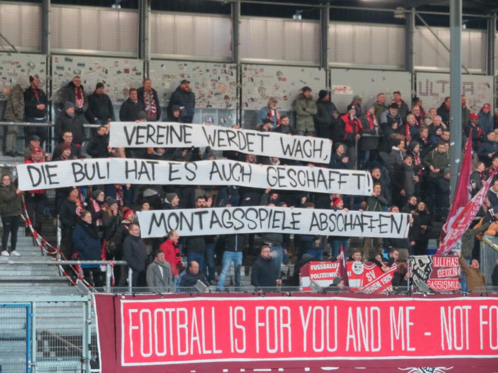 Gemeinsamer Protest gegen Montagsspiele - KFC Uerdingen vs. SV Wehen Wiesbaden | Spruchband - Bild 1