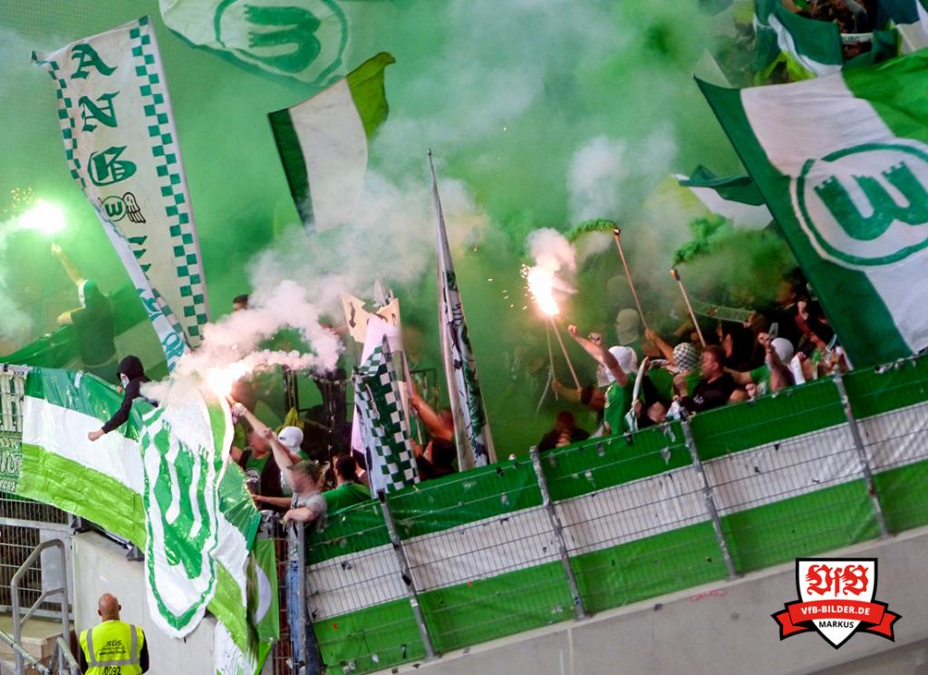 Wolfsburg mit Pyro in Stuttgart! - VfL Wolfsburg | Pyroshow - Bild 2