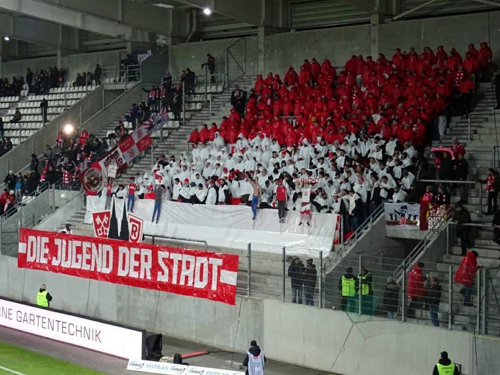 Regensburg mit Auswärtschoreo in Aue - SSV Jahn Regensburg | Choreo