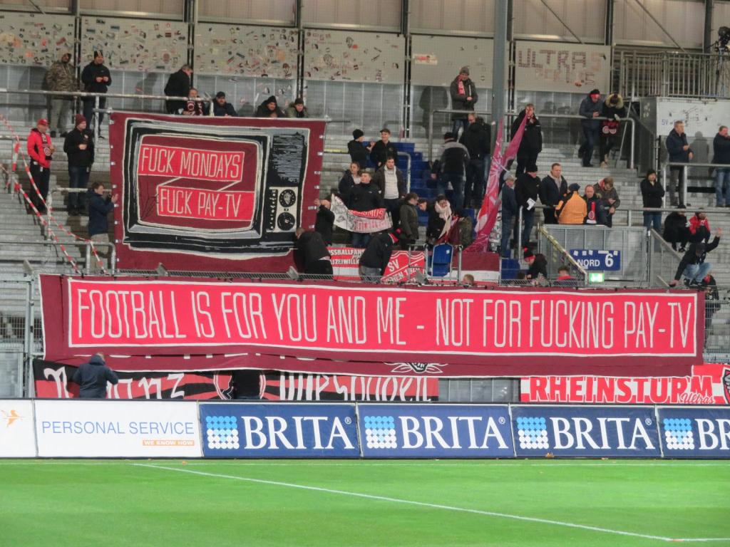 Gemeinsamer Protest gegen Montagsspiele - KFC Uerdingen vs. SV Wehen Wiesbaden | Spruchband - Bild 2
