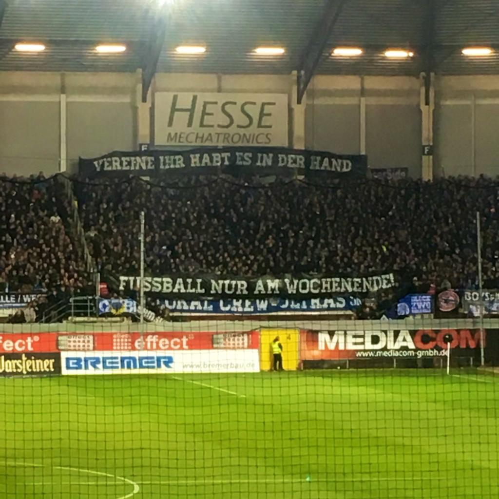 Paderborns Protest gegen Montagsspiele! - SC Paderborn 07 | Spruchband