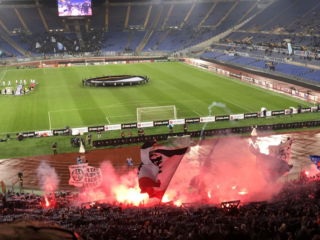 Eintracht Fanszene mit Pyro und Schalparade! - Eintracht Frankfurt | Pyroshow - Bild 2