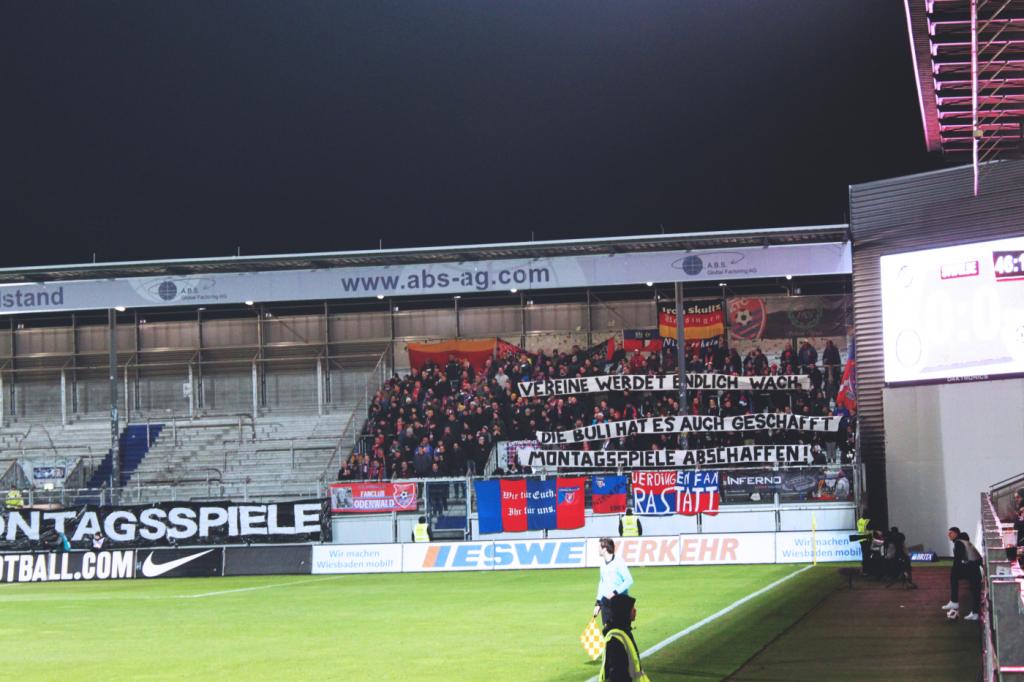 Gemeinsamer Protest gegen Montagsspiele - KFC Uerdingen vs. SV Wehen Wiesbaden | Spruchband - Bild 3