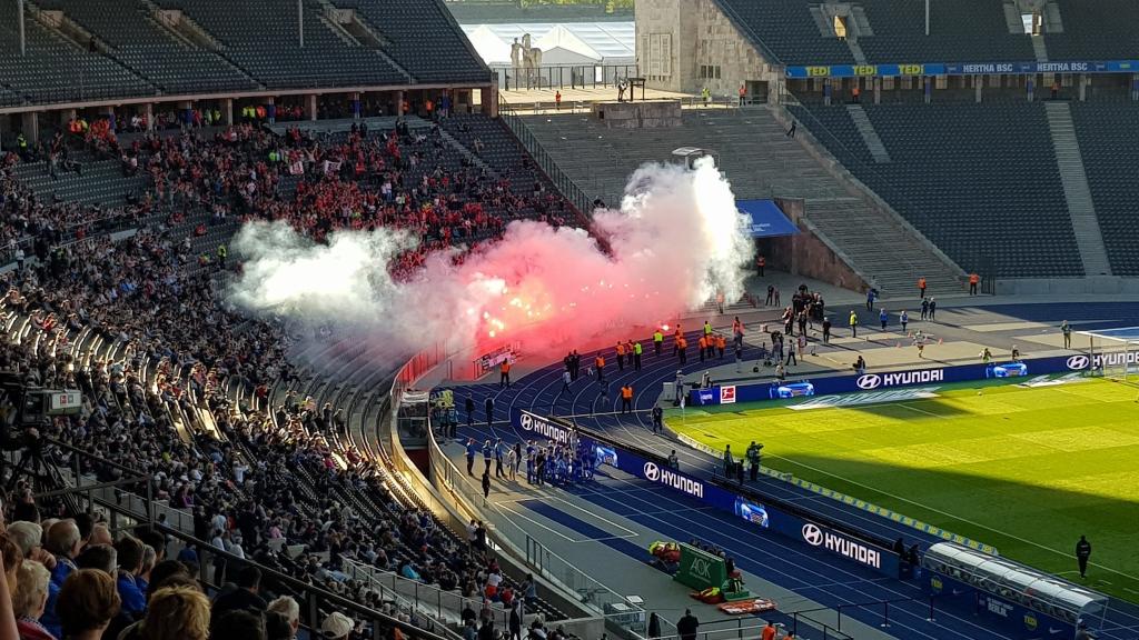 Hannover mit Pyroshow in Berlin! - Hannover 96 | Pyroshow - Bild 2