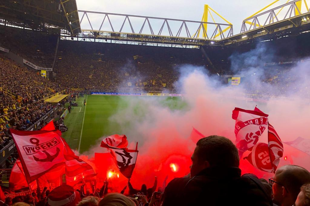 Düsseldorf mit Pyro in Dortmund! - Fortuna Düsseldorf 1895 e.V. | Pyroshow - Bild 2