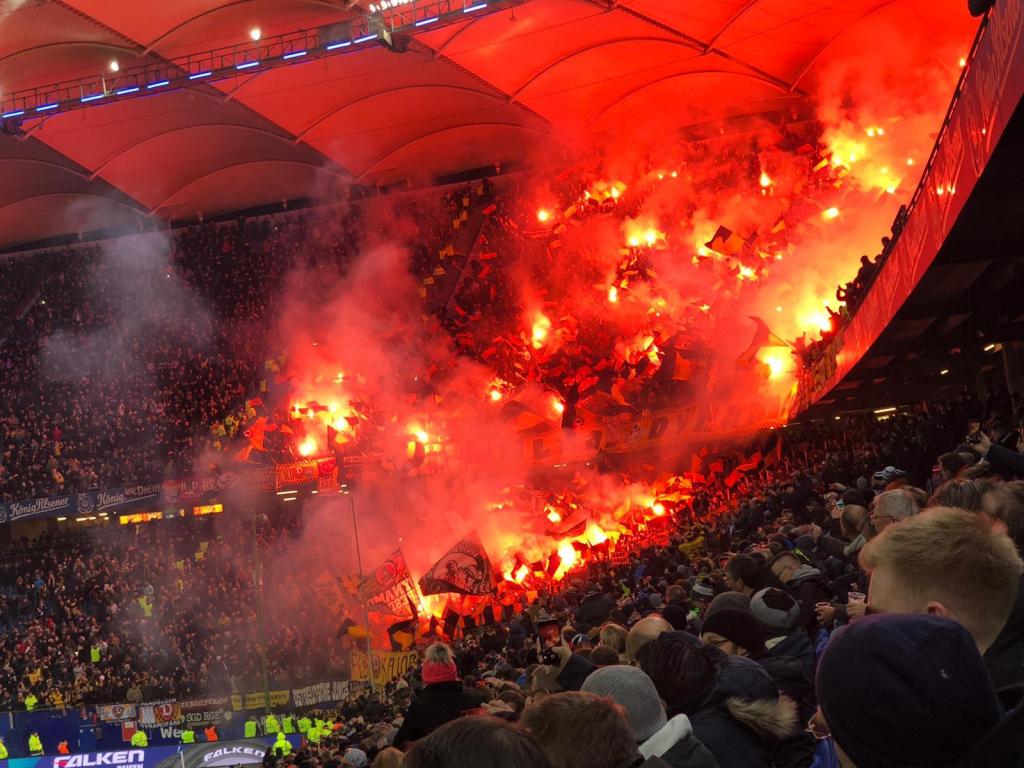 Dynamo Dresden mit überragender Pyroshow in Hamburg! - SG Dynamo Dresden e.V. | Pyroshow - Bild 2